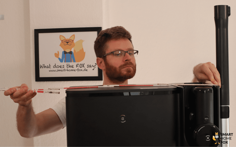 Die Station des ECOVACS DEEBOT T30S COMPLETE COMBO wird mit einem Lineal ausgemessen.